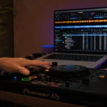 DJ track waveform showing bars and phrases for counting while mixing