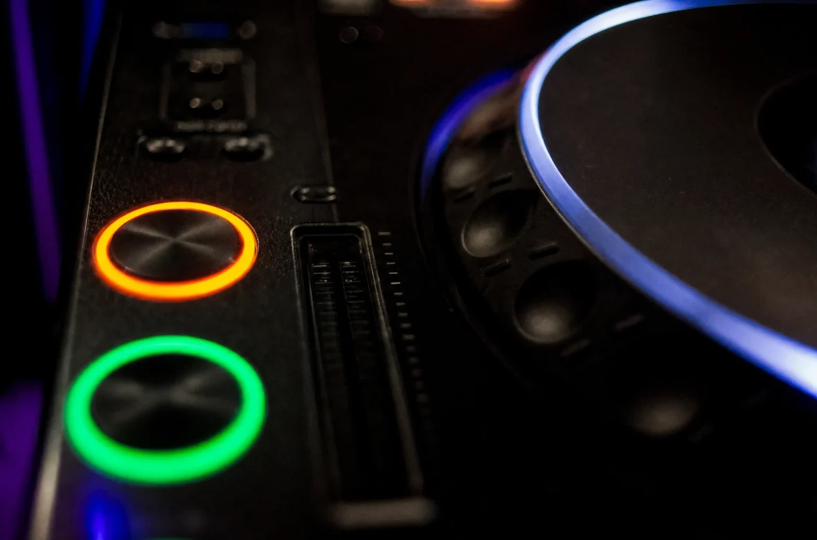 How to Play a Warm-Up DJ Set
